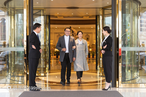 酒店管理服務人員迎送顧客與餐飲管理